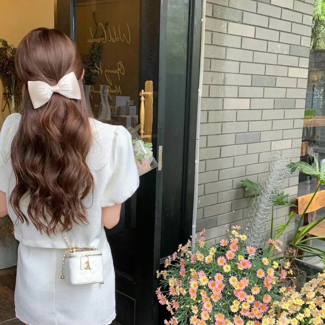 她行走于黑暗中